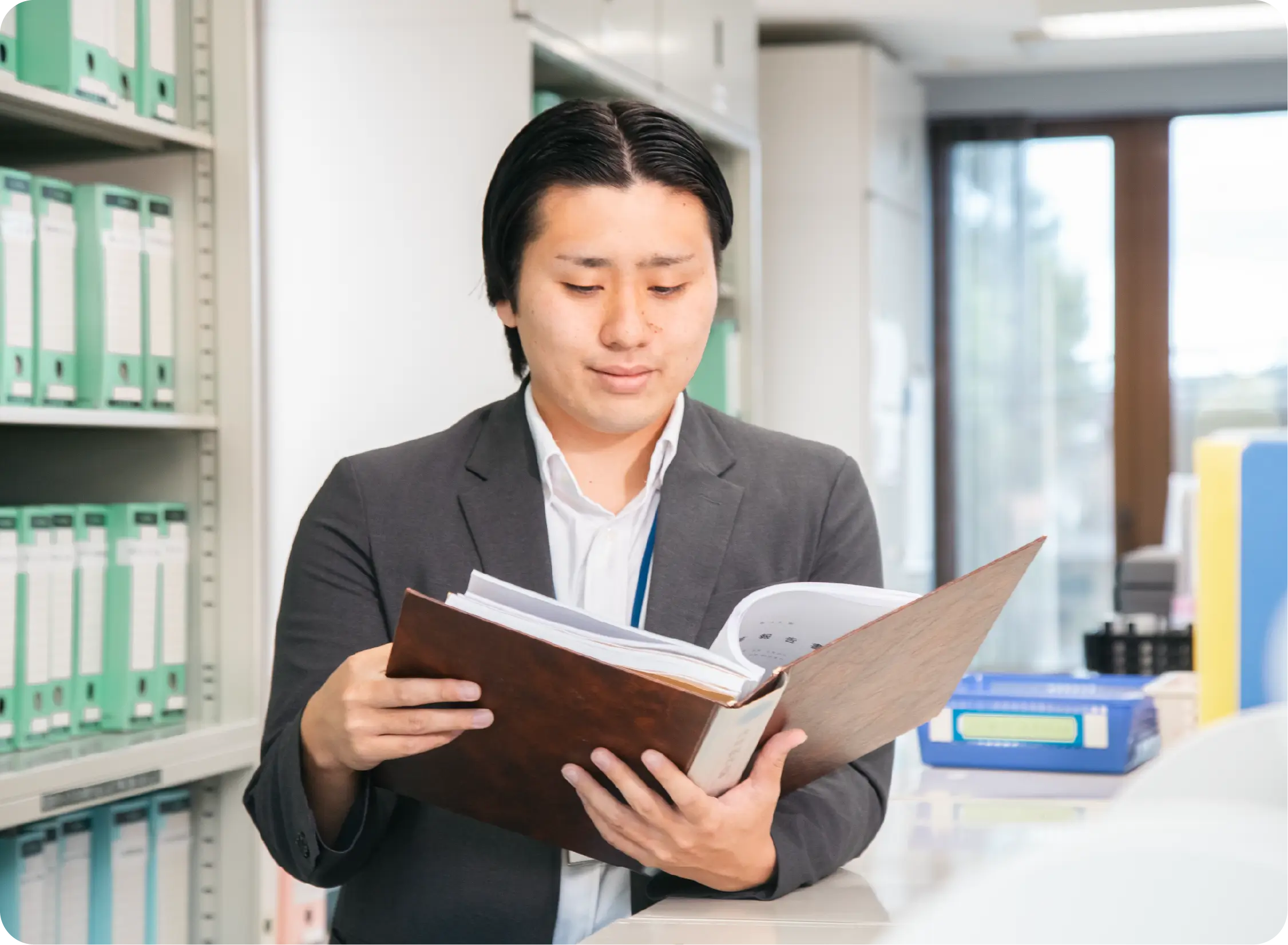 資料を閲覧する社員