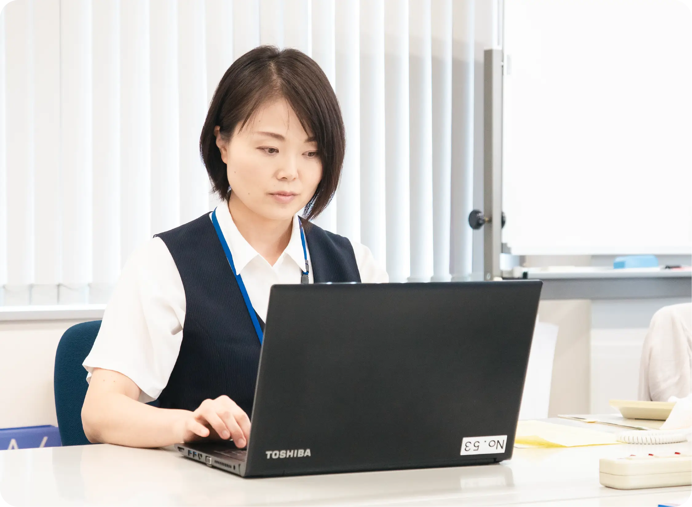 パソコンを使用する社員