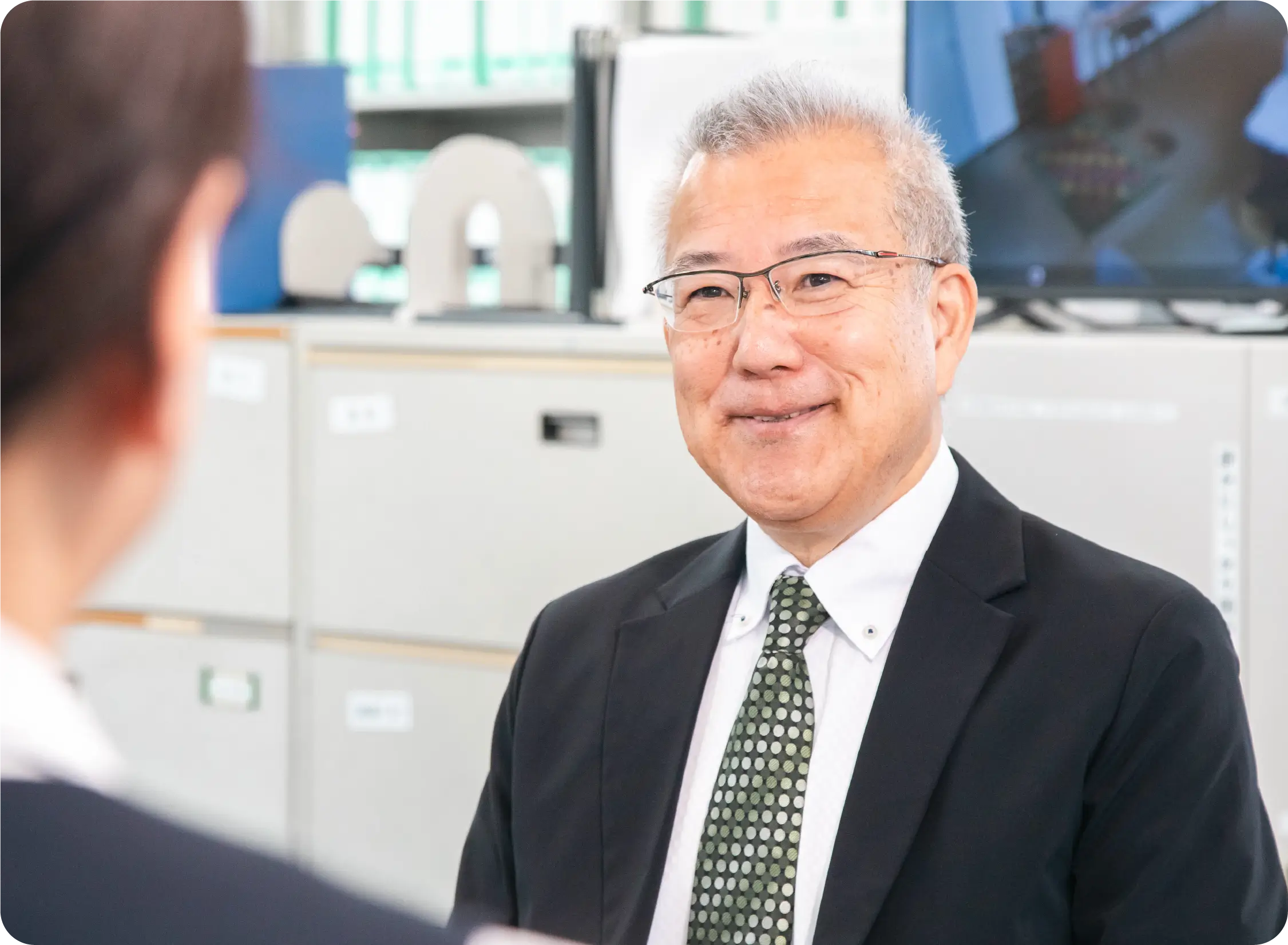 お客様と雑談をする社員