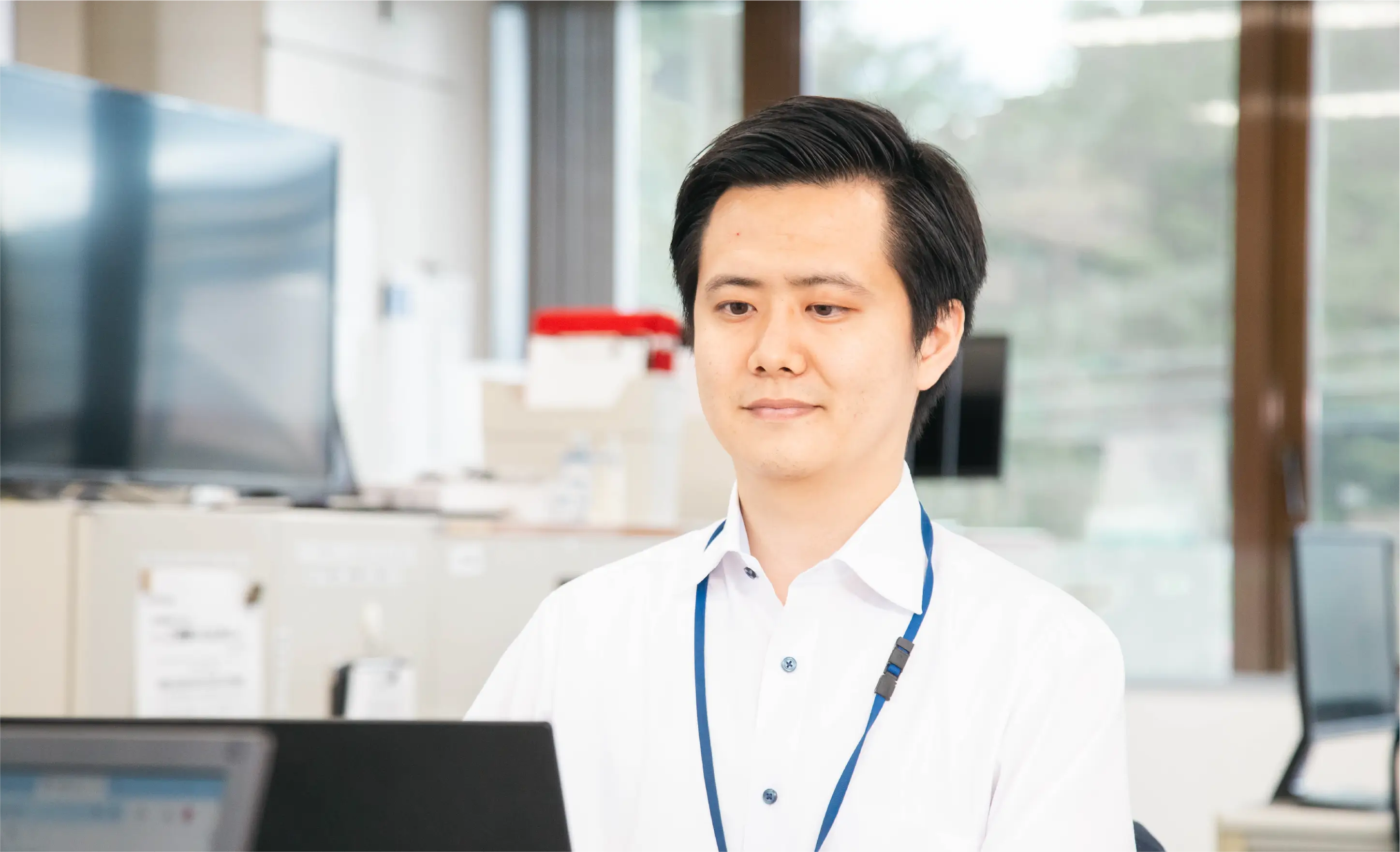 パソコンで作業する社員