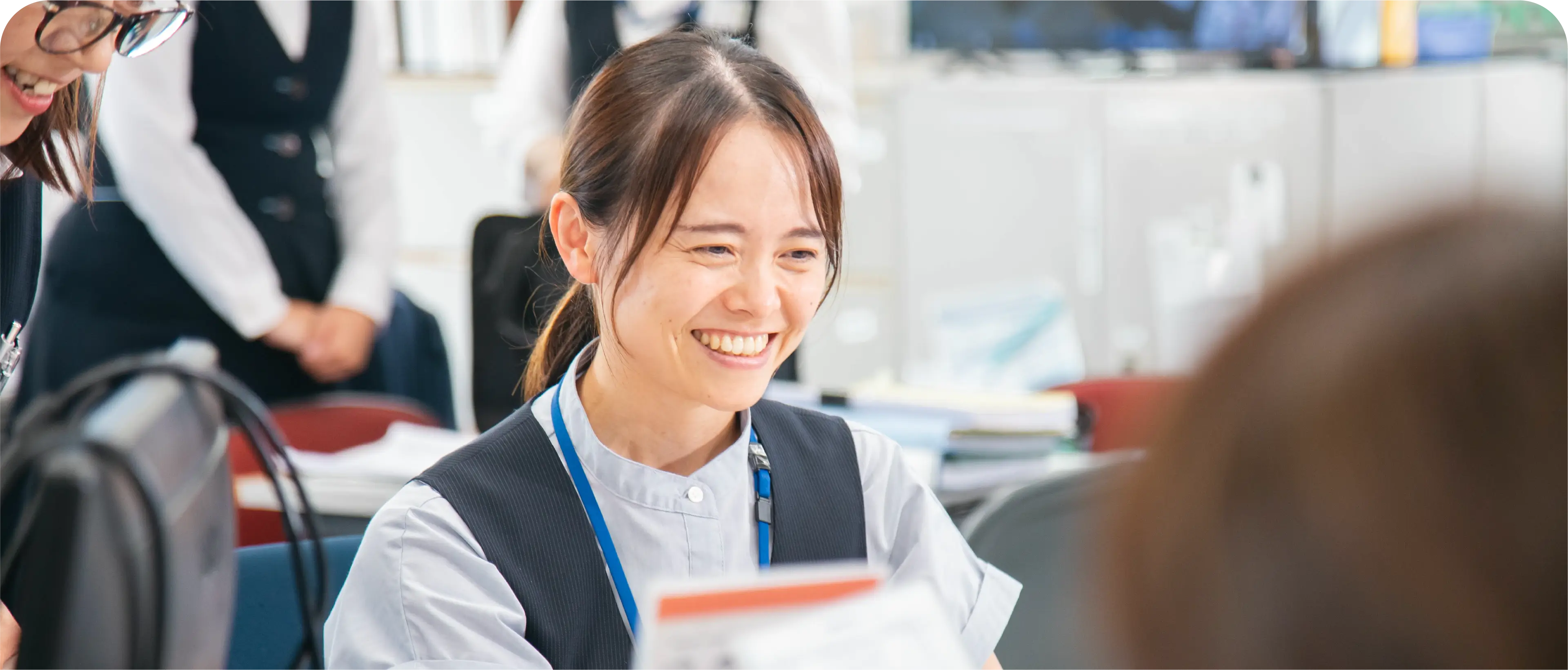 笑顔で仕事する女性社員