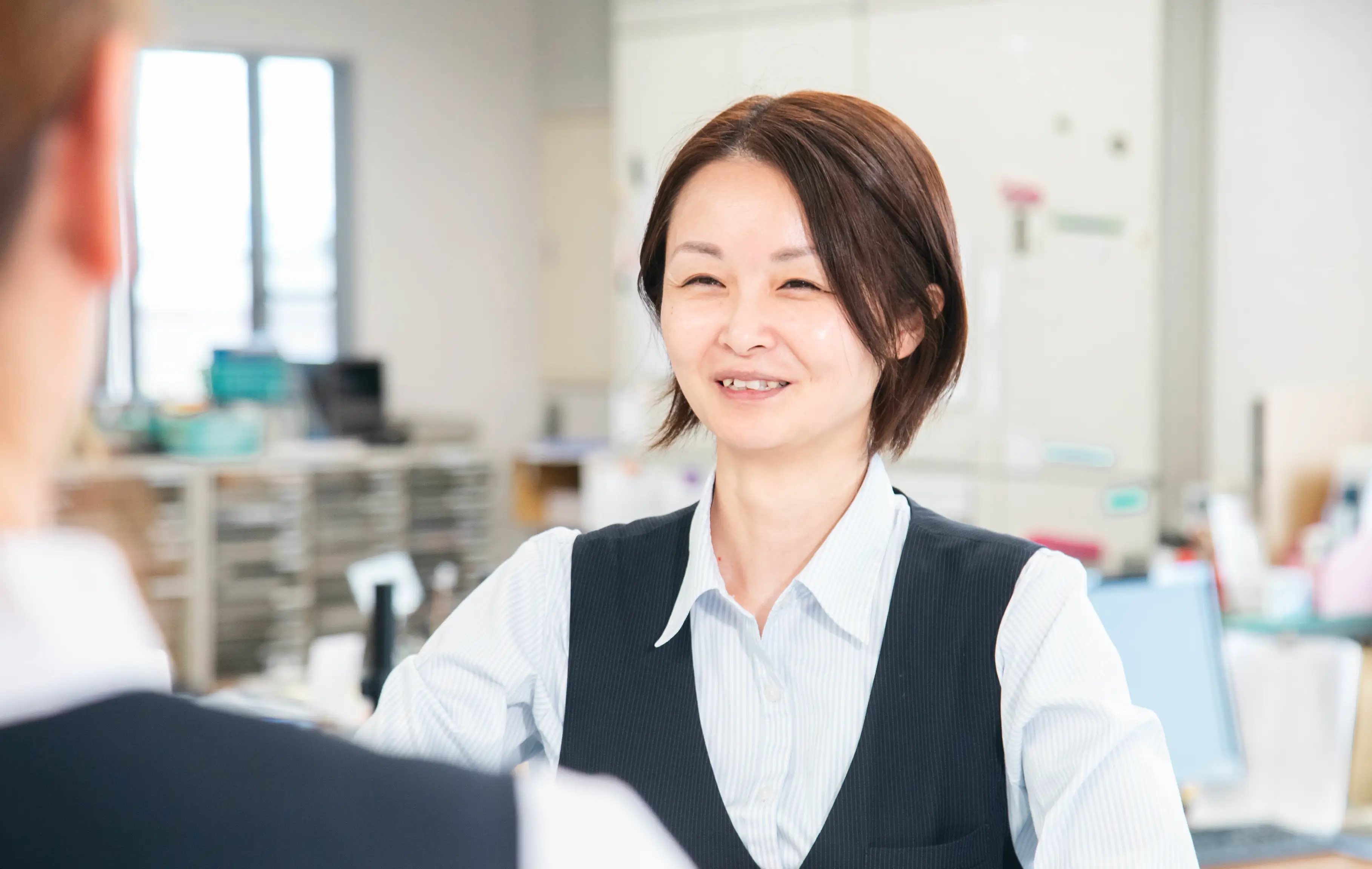 笑顔で接客する女性社員