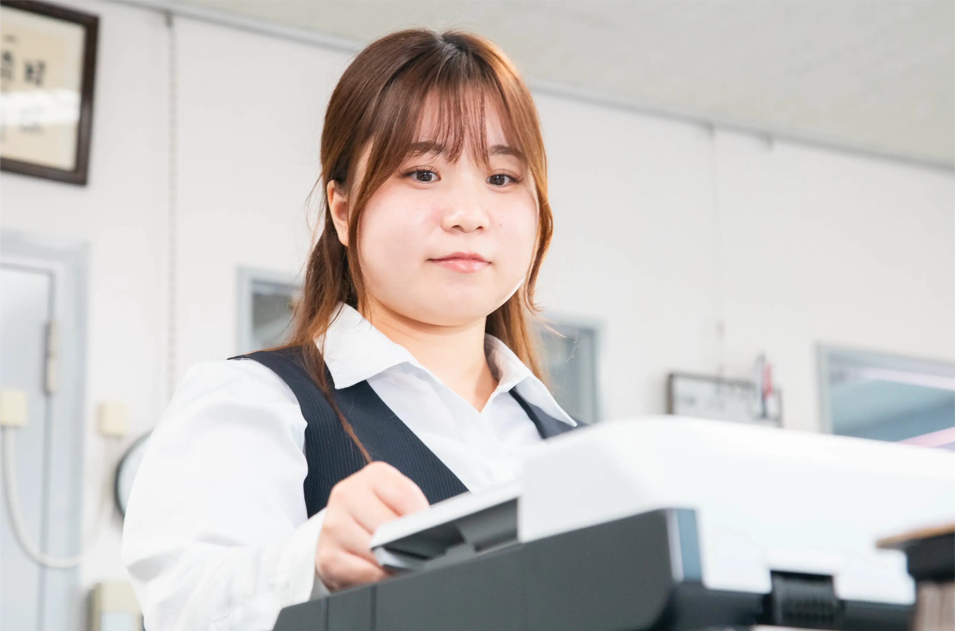 コピーをとっている女性の社員