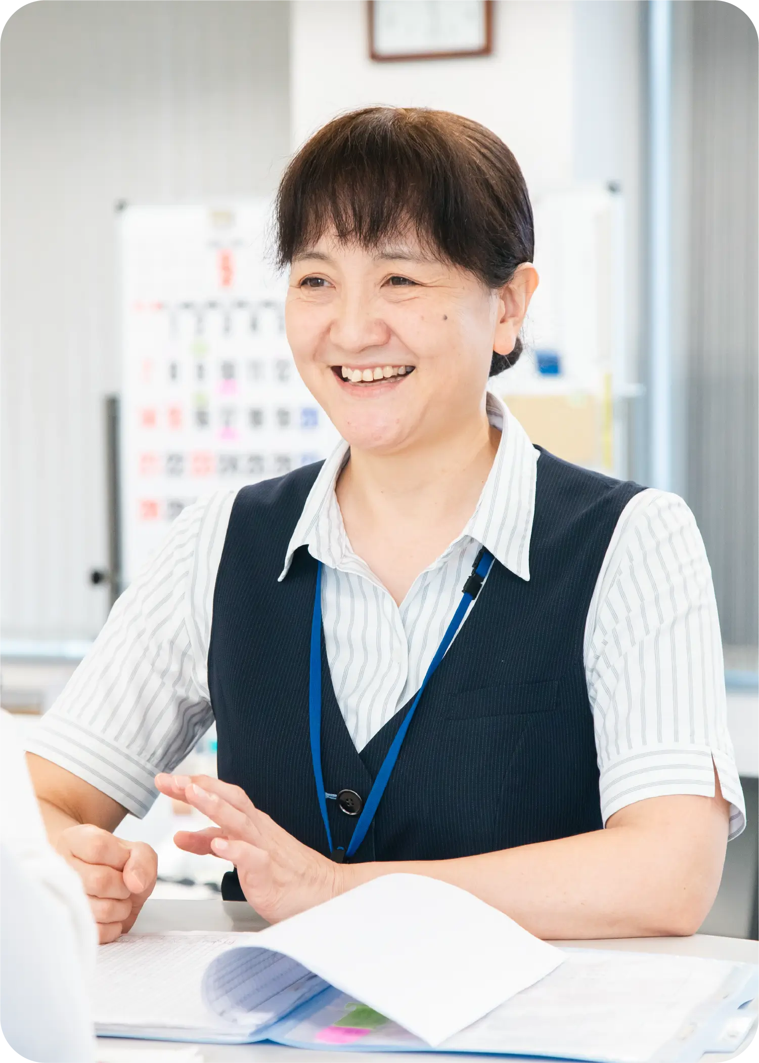 打ち合わせをする青木 恵美