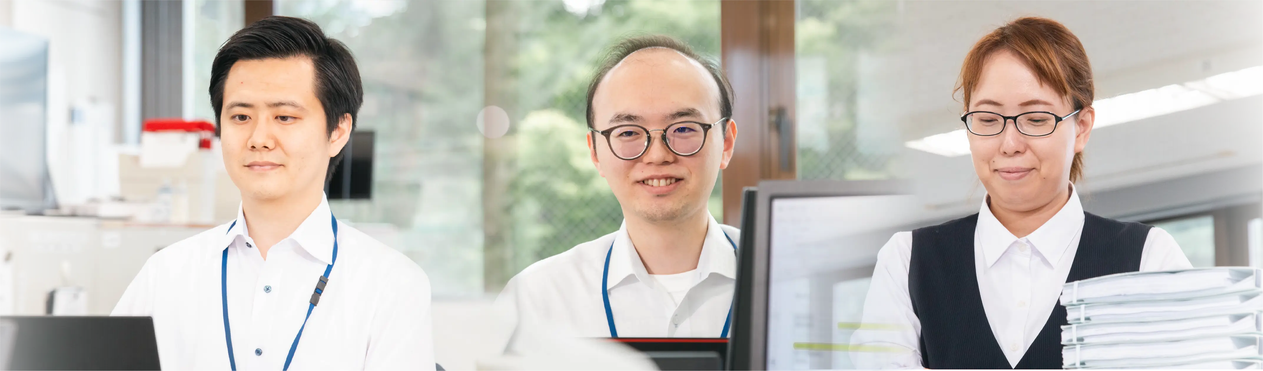 3名の社員が働いている様子の画像